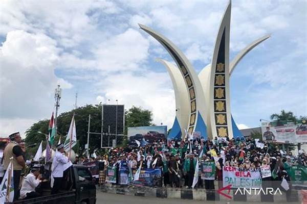 Dokumentasi Aksi Damai Mahasiswa Lhokseumawe Di Bundaran Simpang Empat