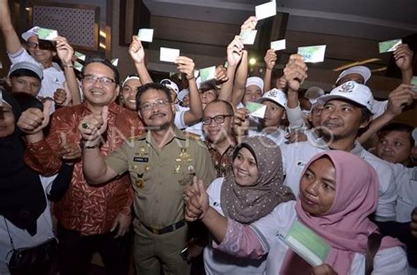 Foto Haru! Momen Penyerahan Bpjs Ketenagakerjaan Gratis Untuk Juru Parkir Dan Pemulung Lhokseumawe